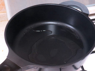 5、宴客快手菜【虾仁滑蛋】,中火，放入适量油