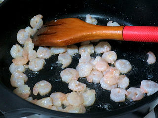 7、宴客快手菜【虾仁滑蛋】,虾仁两面煎成红色后，装出