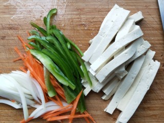 1、鱼香豆腐条,所有材料切丝，豆腐切成条形，略宽 。