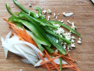 5、鱼香豆腐条,蒜瓣拍成蒜末。