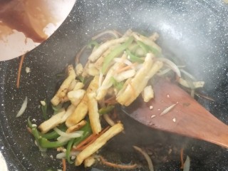 8、鱼香豆腐条,倒入料汁。