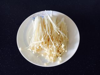 2、番茄金针菇肥牛,金针菇切去老梗，洗干净备用。