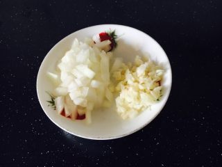 5、番茄金针菇肥牛,准备佐料：洋葱切碎末，蒜切成蒜末。