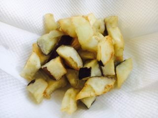 5、豌豆烧茄子,捞出茄子沥油。