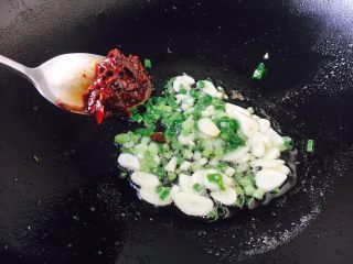 7、豌豆烧茄子,放入1小勺郫县豆瓣酱。