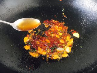 8、豌豆烧茄子,放入1勺料酒。