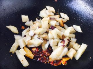 9、豌豆烧茄子,大火，放入炸好的茄子。