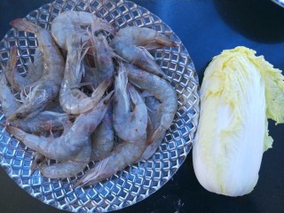 1、虾滑娃娃菜,准备食材:青虾大约25只，小娃娃菜一颗。鸡蛋一个。