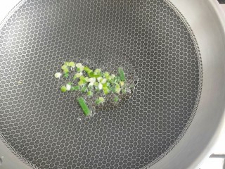 9、虾滑娃娃菜,炒锅倒油。葱花炒香。