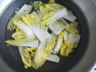 10、虾滑娃娃菜,娃娃菜倒进去翻炒几下，加水，