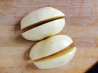 3、锅巴土豆,对半切开