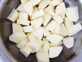 5、锅巴土豆,泡水,去除淀粉