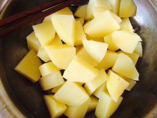 8、锅巴土豆,捡出晾下水分