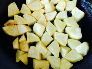 14、锅巴土豆,煎到四面金黄