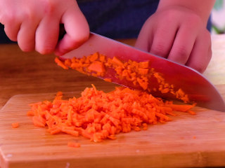 2、肉末蒸豆腐,胡萝卜半根切碎