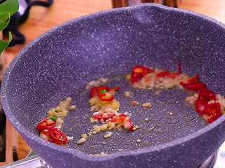 4、肉末蒸豆腐,红椒翻炒出辣味