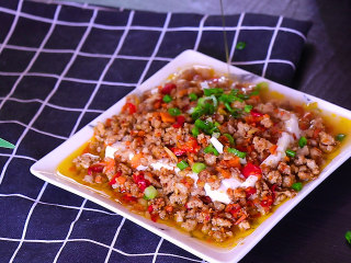 12、肉末蒸豆腐,出锅后撒上香葱,淋上几滴香油即可