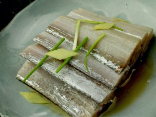 2、红烧带鱼,葱姜切片加盐料酒将带鱼腌味十分钟！备用！