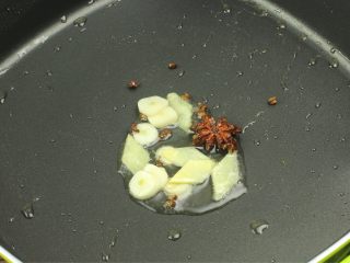 4、红烧带鱼,锅内留少许底油，下姜片蒜片花椒八角爆香，