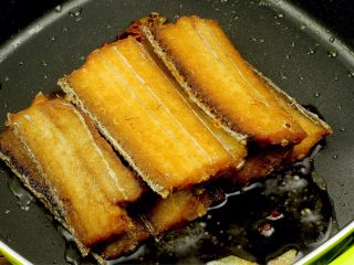 6、红烧带鱼,下炸好的带鱼