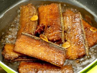 8、红烧带鱼,加汤汁一小碗，