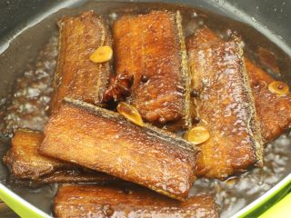 9、红烧带鱼,中火炖五分钟，大火收汁淋少许淀粉勾芡即可