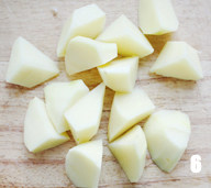 6、酱炖芸豆,土豆去皮,洗净切块;