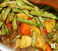 11、酱炖芸豆,倒入少量开水,翻炒均匀;