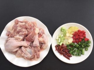 1、香辣啤酒鸭,食材准备:鸭腿2个斩小块，干红椒少许、青红椒适量切小段；葱花、蒜瓣、姜少许