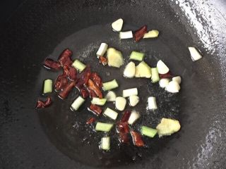 3、香辣啤酒鸭,锅烧热放适量食用油，葱姜蒜、干辣椒下锅爆香炒出辣味