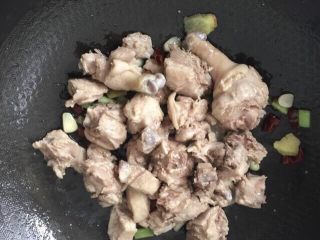 4、香辣啤酒鸭,鸭肉放进去翻炒