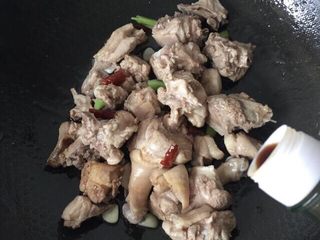 5、香辣啤酒鸭,生抽半汤匙