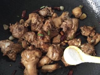 7、香辣啤酒鸭,盐小半勺，根据家人口味及做的菜量添加