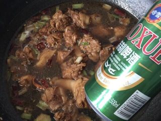 8、香辣啤酒鸭,啤酒（一罐500ml）加入