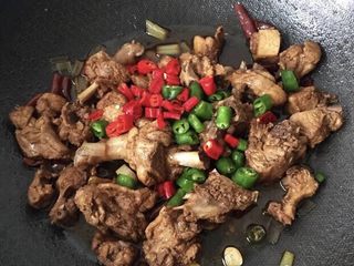 11、香辣啤酒鸭,汤汁快收完时加青红椒段翻炒断生即可，可以加少许胡椒或者鸡精，按个人口味添加