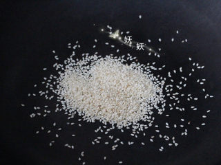 8、口水鸡,芝麻用干净的锅小火焙香。