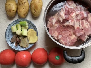 1、番茄炖牛腩,材料备好