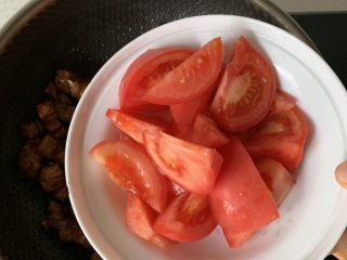 7、番茄炖牛腩,下一半的西红柿翻炒几下
