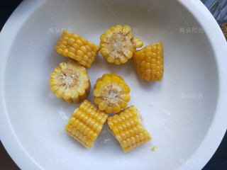 3、排骨玉米汤,玉米切段