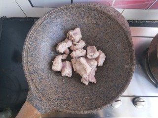 6、排骨玉米汤,炒锅洗干净，把排骨倒进去。先炒干水分