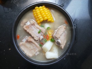 10、排骨玉米汤,最后，加少许鸡精，白胡椒粉调味。盛盘。撒葱花点缀。