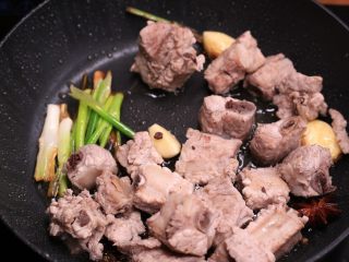 4、花样面条 香烧排骨面,倒入排骨翻炒2分钟