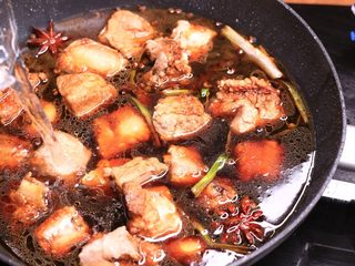 6、花样面条 香烧排骨面,加1000毫升开水,盖上盖子大火煮开转小火煮45分钟