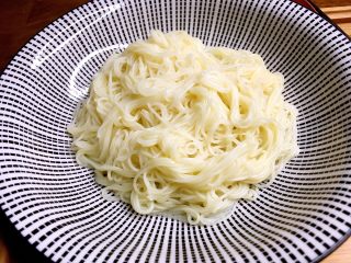 10、花样面条 香烧排骨面,捞出放大碗里