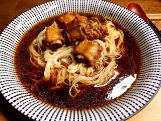 11、花样面条 香烧排骨面,淋上排骨汤