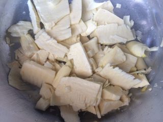 3、油焖春笋,根据习惯可以切成滚刀块还是片状,按自己的个性走