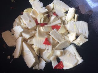 6、油焖春笋,倒入春笋翻炒翻炒