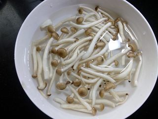 4、炒三鲜,把各项食材清洗干净。