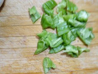 5、炒三鲜,青椒切成小块。