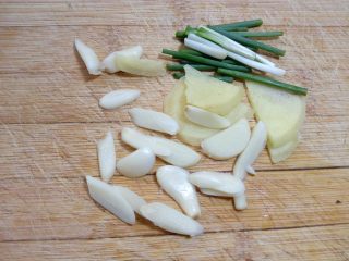 6、炒三鲜,葱切段姜蒜切片。